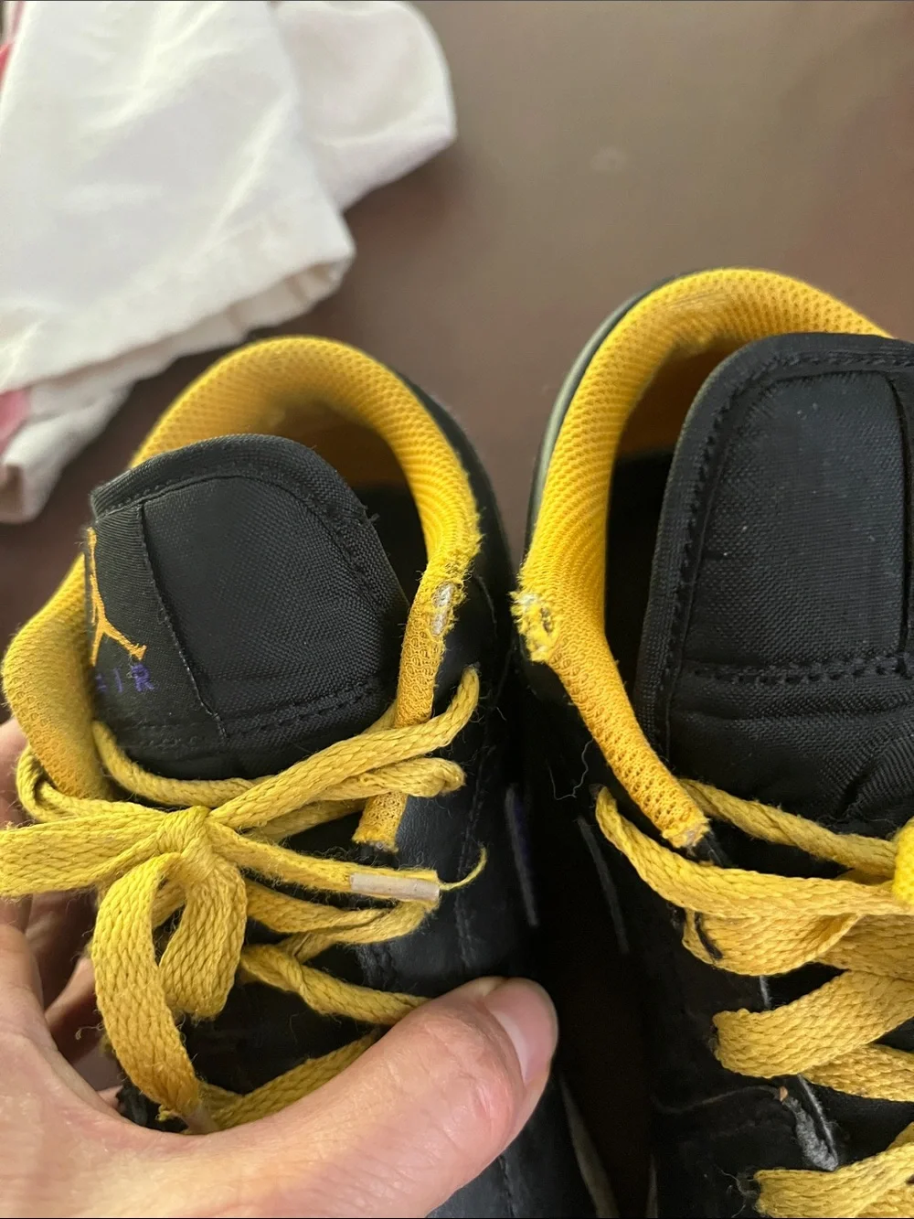 Nike air Jordan 1 low lakers colors size 6 youth